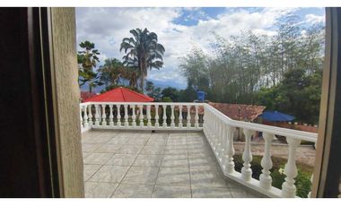 Linda casa urbana zona zona verde, 231 M2 en 550 mill en La Mesa Cund