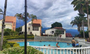 Linda casa urbana zona zona verde, 231 M2 en 550 mill en La Mesa Cund