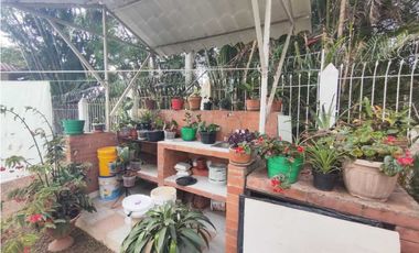 Linda casa urbana zona zona verde, 231 M2 en 550 mill en La Mesa Cund