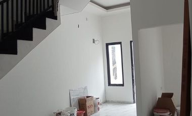 Rumah 2 lantai lokasi strategis dekat tol di cipayung