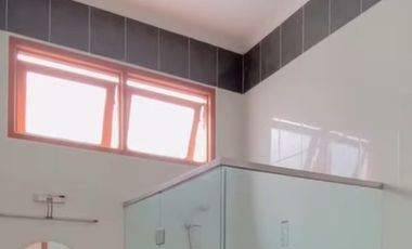 rumah mewah di daerah elit Setra Duta , siap pakai .