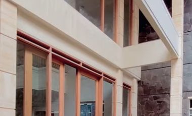 rumah mewah di daerah elit Setra Duta , siap pakai .