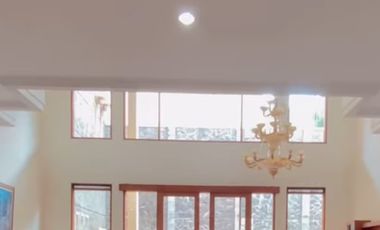 rumah mewah di daerah elit Setra Duta , siap pakai .
