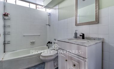 Casa de Esquina en Condominio: Ubicación Privilegiada a pasos de Av. Argentina