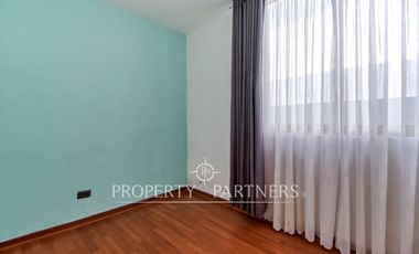 Casa de Esquina en Condominio: Ubicación Privilegiada a pasos de Av. Argentina