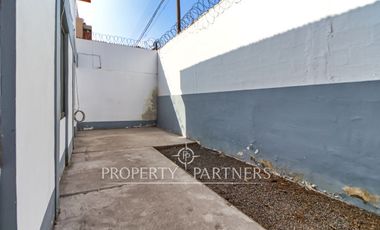 Casa de Esquina en Condominio: Ubicación Privilegiada a pasos de Av. Argentina