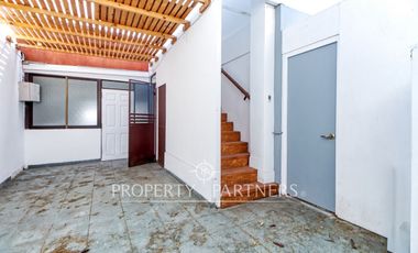 Casa de Esquina en Condominio: Ubicación Privilegiada a pasos de Av. Argentina