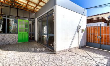 Casa de Esquina en Condominio: Ubicación Privilegiada a pasos de Av. Argentina