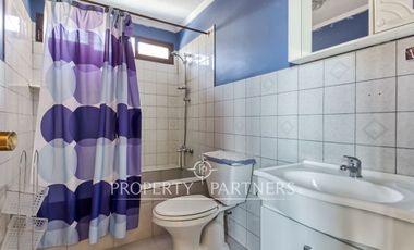 Casa de Esquina en Condominio: Ubicación Privilegiada a pasos de Av. Argentina