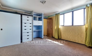 Casa de Esquina en Condominio: Ubicación Privilegiada a pasos de Av. Argentina