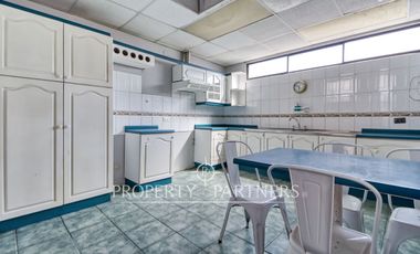 Casa de Esquina en Condominio: Ubicación Privilegiada a pasos de Av. Argentina