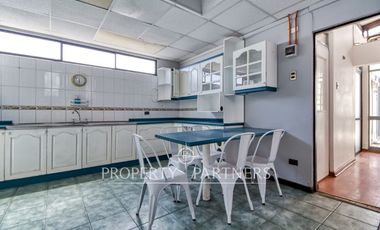 Casa de Esquina en Condominio: Ubicación Privilegiada a pasos de Av. Argentina