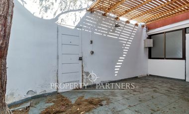 Casa de Esquina en Condominio: Ubicación Privilegiada a pasos de Av. Argentina