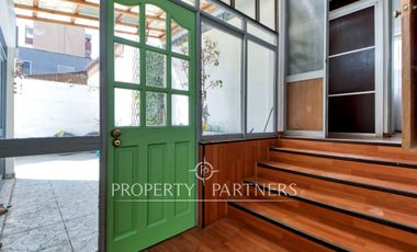 Casa de Esquina en Condominio: Ubicación Privilegiada a pasos de Av. Argentina