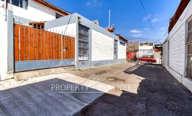 Casa de Esquina en Condominio: Ubicación Privilegiada a pasos de Av. Argentina