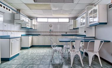 Casa de Esquina en Condominio: Ubicación Privilegiada a pasos de Av. Argentina