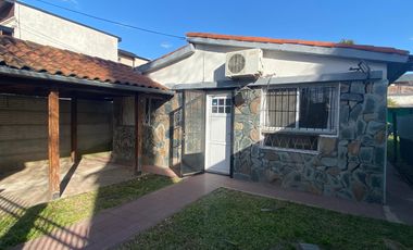 Casa dos dormitorio, con jardín y pileta. Barrio Santa Rita.