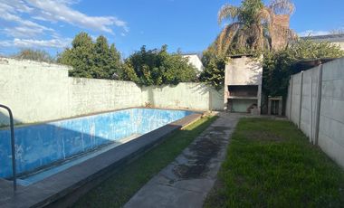 Casa dos dormitorio, con jardín y pileta. Barrio Santa Rita.