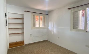 Casa dos dormitorio, con jardín y pileta. Barrio Santa Rita.