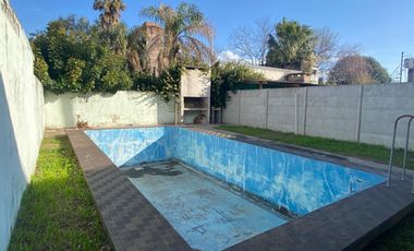Casa dos dormitorio, con jardín y pileta. Barrio Santa Rita.