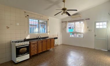 Casa dos dormitorio, con jardín y pileta. Barrio Santa Rita.