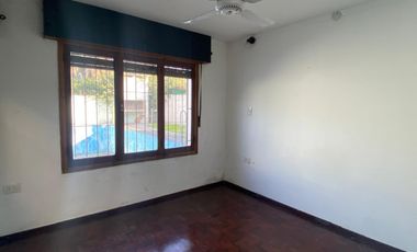 Casa dos dormitorio, con jardín y pileta. Barrio Santa Rita.