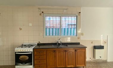 Casa dos dormitorio, con jardín y pileta. Barrio Santa Rita.