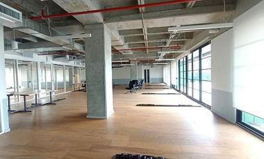 SE ARRIENDA OFICINA POBLADO