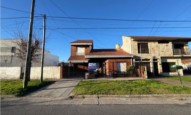 Chalet 4 ambientes con garage + departamento