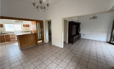 Chalet 4 ambientes con garage + departamento