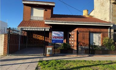 Chalet 4 ambientes con garage + departamento