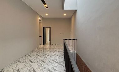 RUMAH MEWAH LUXBARU GRESS PLUS KOLAM RENANG DI PERUM SUMBER SOLO KOTA