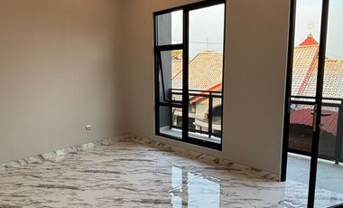 RUMAH MEWAH LUXBARU GRESS PLUS KOLAM RENANG DI PERUM SUMBER SOLO KOTA