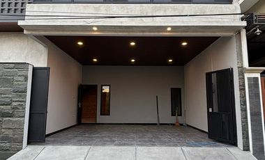 RUMAH MEWAH LUXBARU GRESS PLUS KOLAM RENANG DI PERUM SUMBER SOLO KOTA