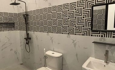 RUMAH MEWAH LUXBARU GRESS PLUS KOLAM RENANG DI PERUM SUMBER SOLO KOTA