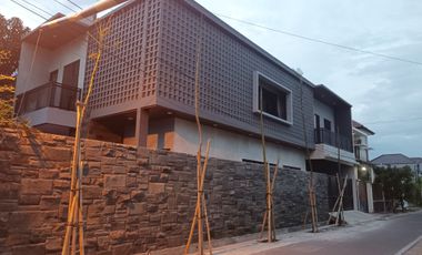 RUMAH MEWAH LUXBARU GRESS PLUS KOLAM RENANG DI PERUM SUMBER SOLO KOTA