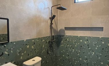 RUMAH MEWAH LUXBARU GRESS PLUS KOLAM RENANG DI PERUM SUMBER SOLO KOTA