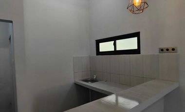 Rumah Siap Huni– 2 Kamar, Desain Menawan, Sudah Dapat Meja Dapur dan Tembok Belakang tertutup