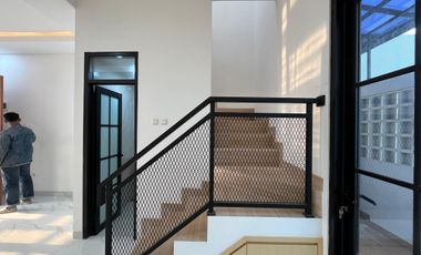 Disewakan Rumah 2 Lantai Di Meruyung