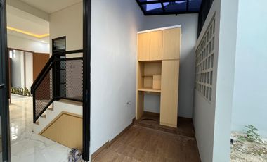 Disewakan Rumah 2 Lantai Di Meruyung