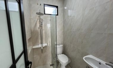 Disewakan Rumah 2 Lantai Di Meruyung