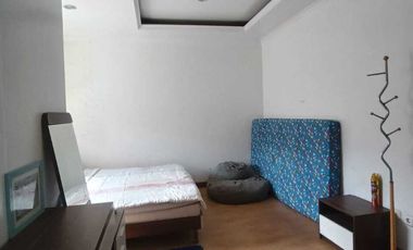 DISEWA RUMAH TAHUNAN 3 LANTAI ROOFTOP FURNISH BAGUS SENTUL CITY SSR874