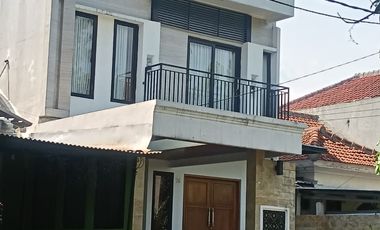 DISEWA RUMAH TAHUNAN 3 LANTAI ROOFTOP FURNISH BAGUS SENTUL CITY SSR874