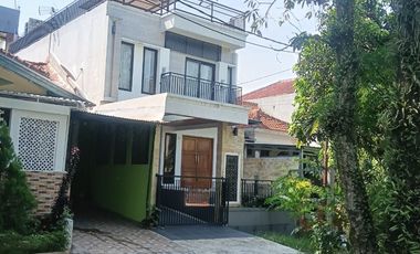 DISEWA RUMAH TAHUNAN 3 LANTAI ROOFTOP FURNISH BAGUS SENTUL CITY SSR874