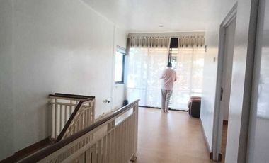 DISEWA RUMAH TAHUNAN 3 LANTAI ROOFTOP FURNISH BAGUS SENTUL CITY SSR874