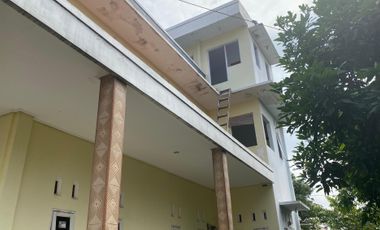 Dijual Murah Rumah 3 Lantai di Dekat Pasar Simpang Purwakarta Kota