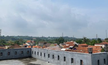 Dijual Murah Rumah 3 Lantai di Dekat Pasar Simpang Purwakarta Kota