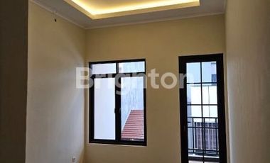 RUMAH BARU 3 LANTAI TAMAN RATU