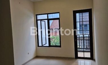 RUMAH BARU 3 LANTAI TAMAN RATU