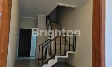 RUMAH BARU 3 LANTAI TAMAN RATU